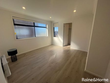 Modern 3 Bedroom plus study Townhouse! - Photo 4