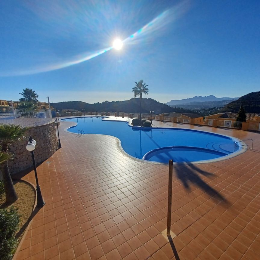 ANNUAL RENT. 2 bedroom apartment with swimming pools and mountain views - Photo 1