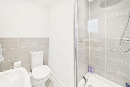 4 bedroom detached house to rent - Photo 2