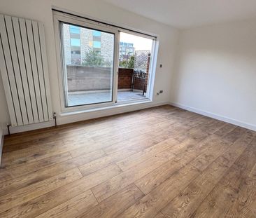 3 Bed Terraced House, Castle Close, E9 - Photo 4