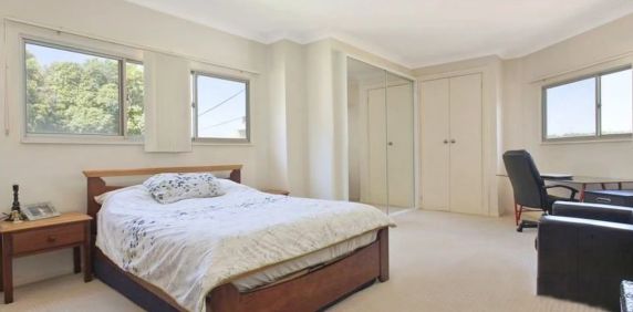 Beautiful Three-Bedroom Townhouse in Quiet Location - Photo 2