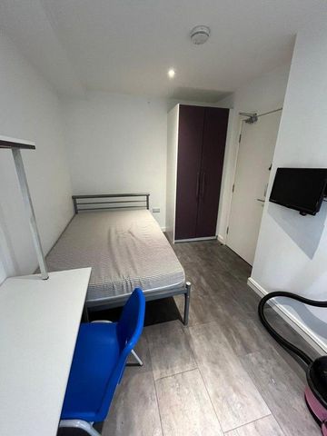 4 bedroom flat to rent - Photo 5