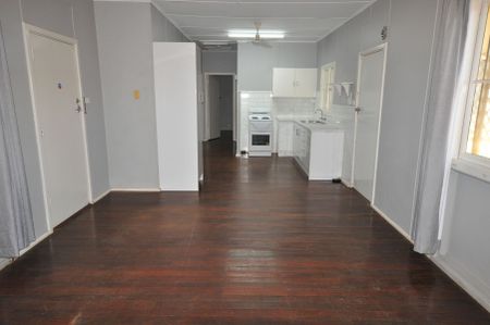 LOCATION PLUS! Well Maintained 3x1 - Photo 2
