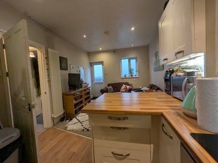 4 Bed Maisonette, Evans Road, BS6 - Photo 3