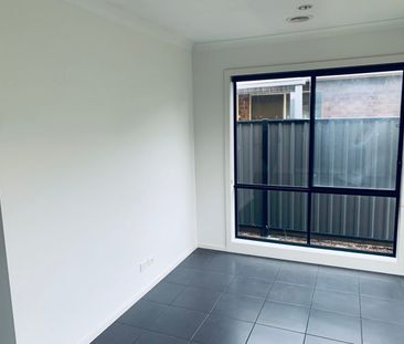 Bright and Spacious Family Home! - Photo 5