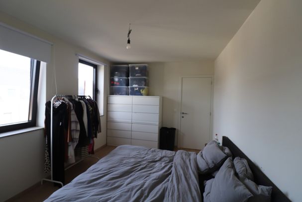 Appartement op de 2de verdieping met 1 slaapkamer, lift, terras, autostaanplaats en buitenberging. - Photo 1