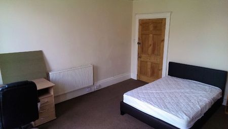 2 bedroom flat - Photo 2