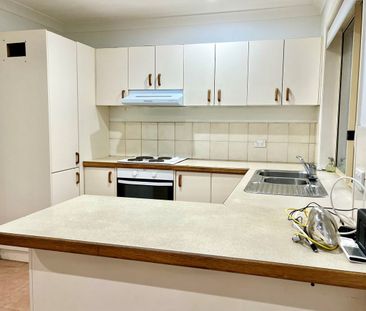 Charming & spacious 4 bedroom family home in the perfect location!! - Photo 6