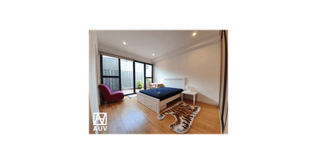 Stunning 3 Bedroom Apartment - Photo 2