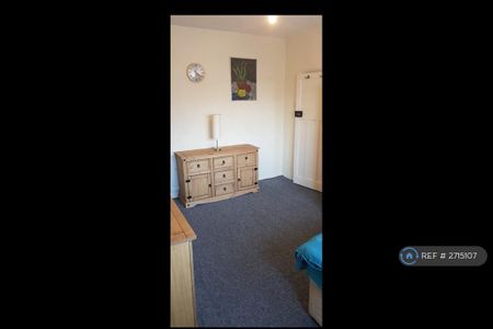 1 bedroom in a flat share to rent - Photo 3