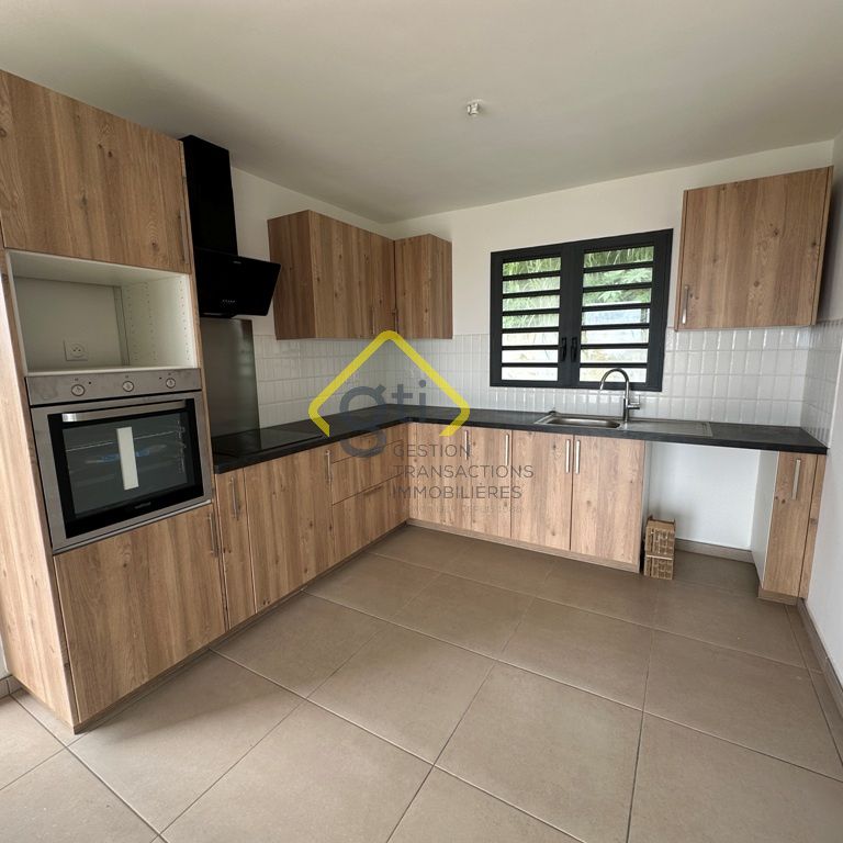 Location Maison 4 pièces 94m² ST BENOIT 97470 - Photo 1