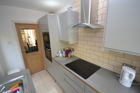 4 bed Mid Terraced House for Rent - Photo 4