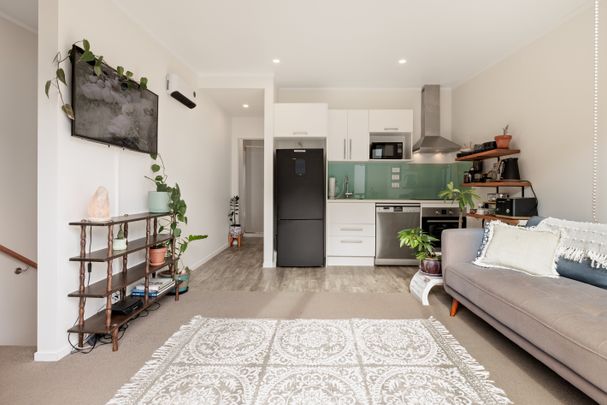Modern, Sunny Townhouse - Photo 1