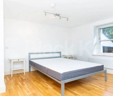 Spacious modern studio with access to a large communal garden - Photo 6