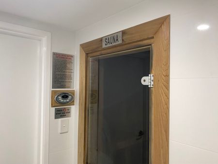 Fully Furnished High Rise Apartment Overlooking Surfers Beach - Photo 5