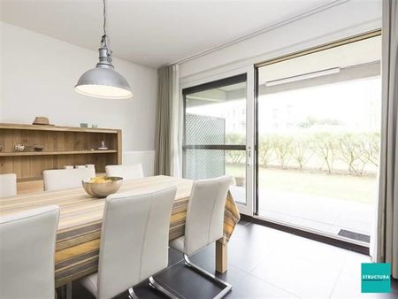 Gelijkvloers appartement met parking gelegen in een groene omgeving - Photo 3