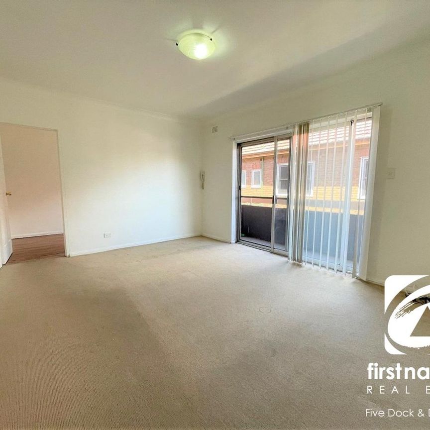 SPACIOUS 1 BEDROOM UNIT, BALCONY + CAR SPACE - Photo 1