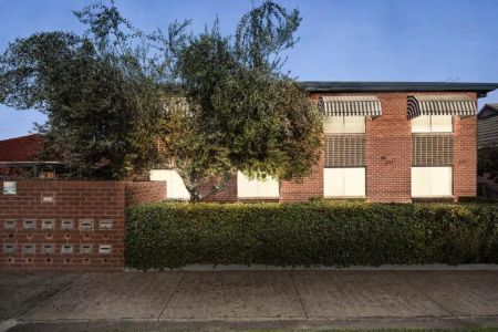 Light-Filled Apartment in Prime Thornbury Location - Photo 5