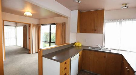 3 BEDROOM, 2 BATHROOM TOWNHOUSE - Photo 4