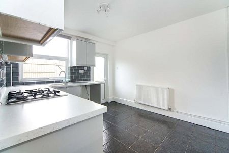 2 bedroom end of terrace house to rent - Photo 4