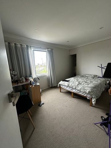 Charming 3BR 2BTHR Hillcrest Haven w/Sunroom - Photo 2