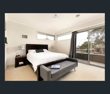 Stylish, spacious & convenient - Photo 6