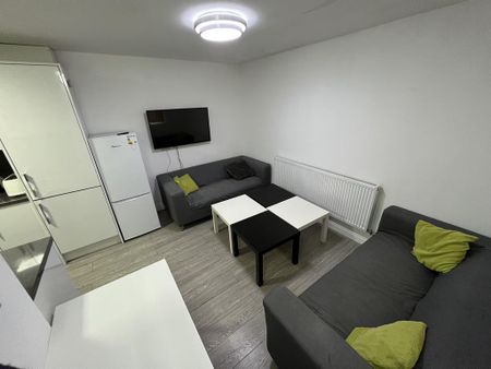 6 bedroom townhouse to rent - Photo 2