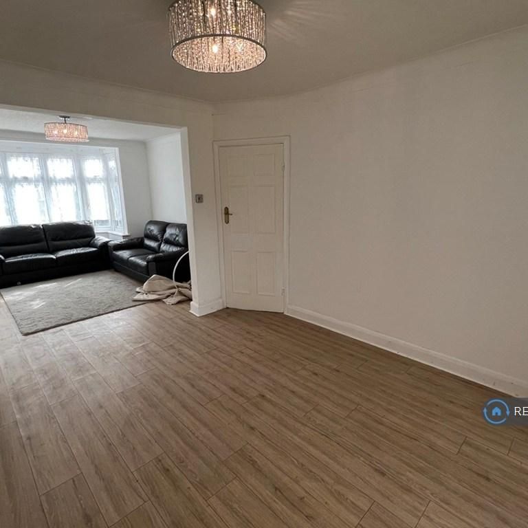 3 bedroom semi-detached house to rent - Photo 1