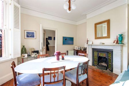 An impressive four bedroom period house in a sought after location with access to Calverley Park - Photo 2