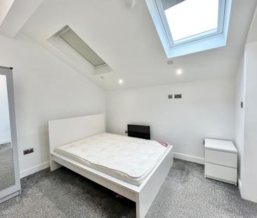 1 bedroom in a flat share to rent - Photo 3