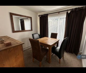 4 bedroom semi-detached house to rent - Photo 6