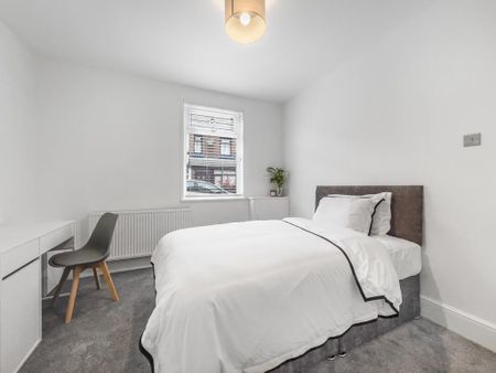 4 bedroom terraced house to rent - Photo 3