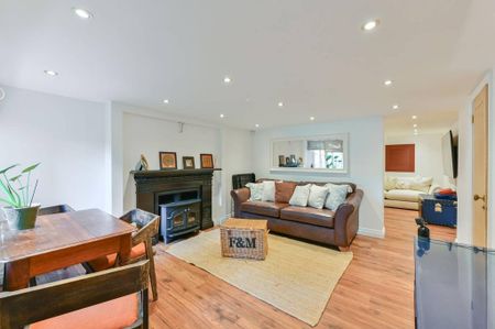 5 bedroom end of terrace house to rent - Photo 3