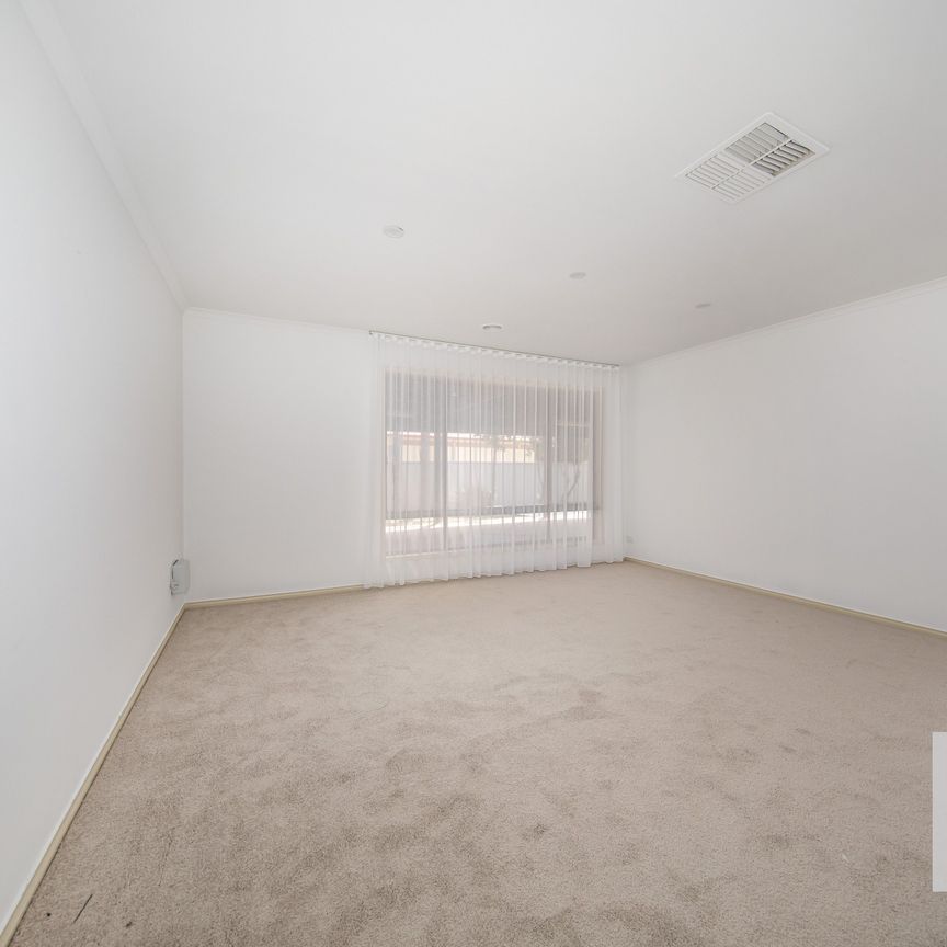 Spacious 3-Bedroom Family Home in a Prime Location! - Photo 1