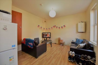 2 bedroom House in Kelsall Terrace, Leeds - Photo 4