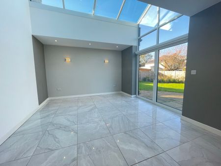 4 bedroom Detached House to let - Photo 2