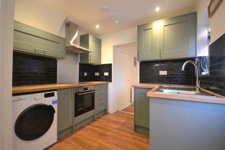 1 bedroom Flat To Let - Photo 2