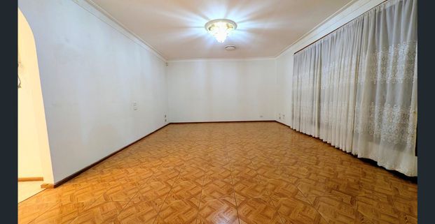 Family Comfort Meets Court-Side Charm in Kings Park! - Photo 1