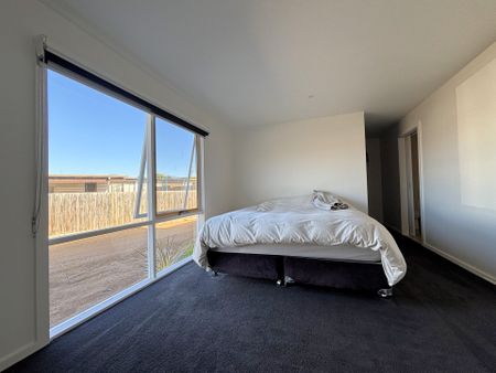 Dual Living!- 4 bedroom 2 bathroom and 2 kitchens! - Photo 4