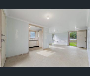 THREE BEDROOM FAMILY HOME WITH A BIG BACKYARD!! - Photo 1