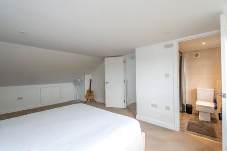 4 bedroom semi-detached house to rent - Photo 4