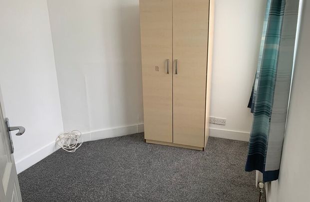 3 Marlbourgh Close Colliers Wood SW19 - Photo 1