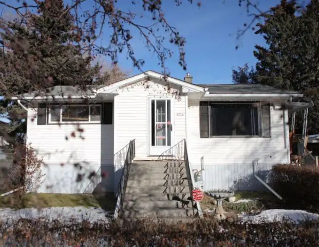 Quiet house on a quiet street. | 8332 33 Avenue Northwest, Calgary - Photo 1