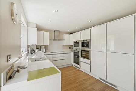 Town House To Let - Photo 2