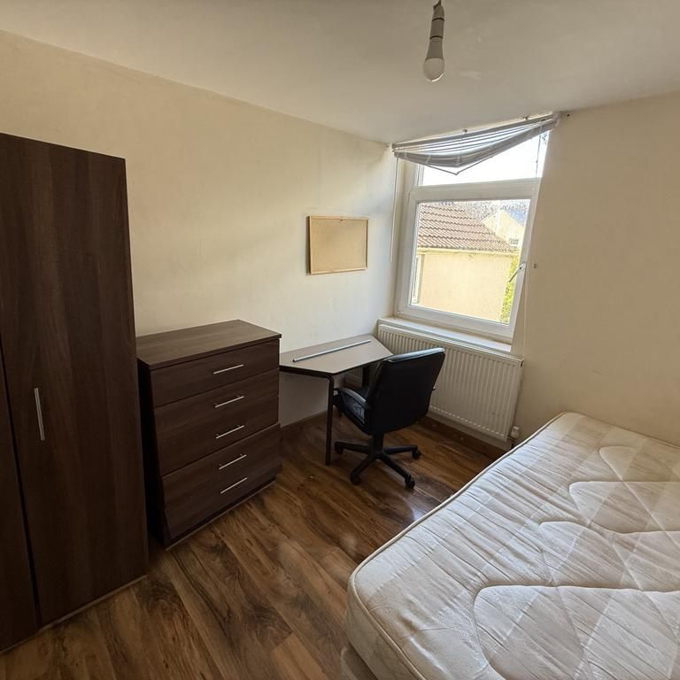 1 bedroom in a house share to rent - Photo 2