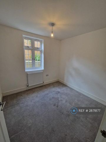 3 bedroom flat to rent - Photo 2