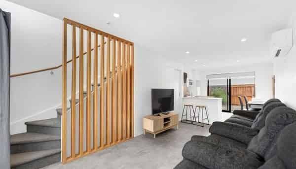 Modern 2-Bed Townhouse – Walk to Middlemore & Trai - Photo 1