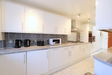 1 bedroom in a house share to rent - Photo 2