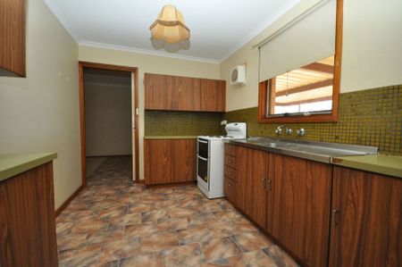 10 Davies Crescent, Port Augusta West - Photo 2