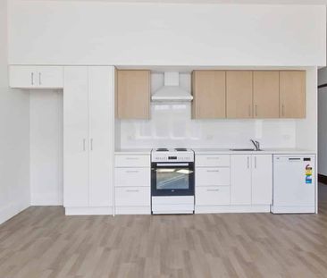 Sunny 3 Bed Apartment - Photo 3